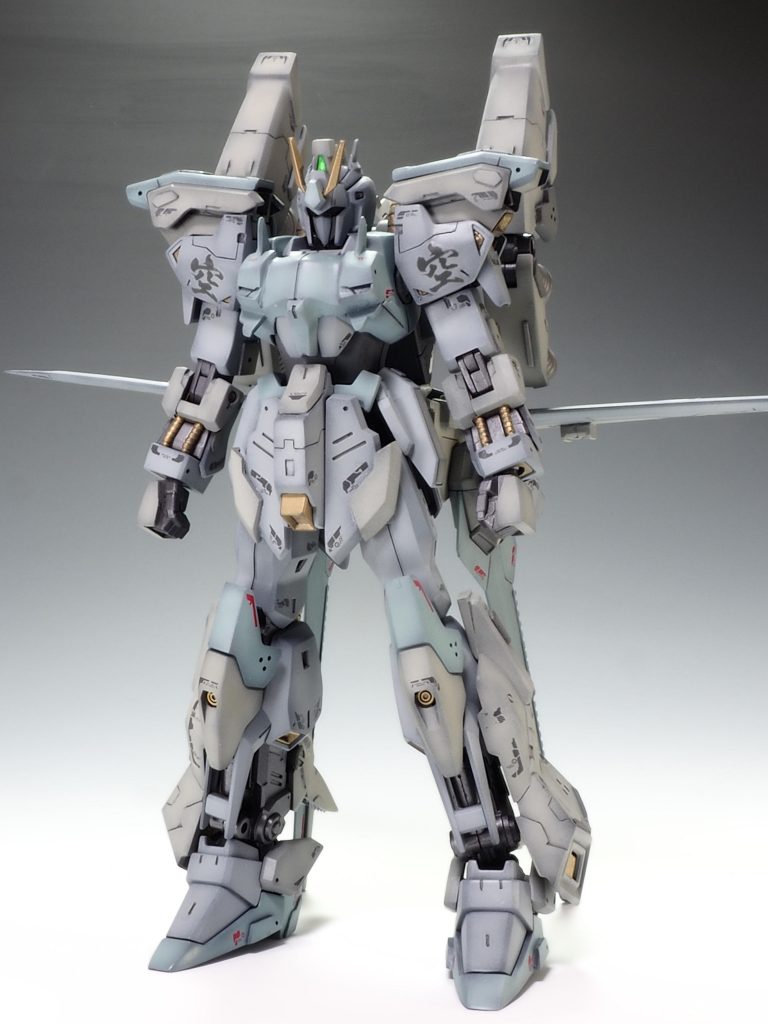 百式をベースにシナンジュスタインとインパルスガンダムのパーツでミキシングしました。設定ですが高出力のエンジンで無理矢理、空を飛んでいるため小回りが利かず距離をとっての狙撃もしくは一撃離脱戦法を得意とする機体として作りました。