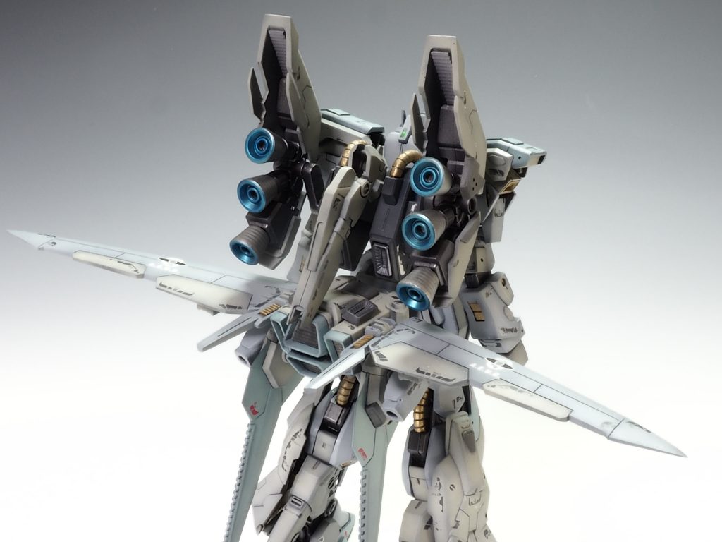 バックパックのスタビライザーはビルダーズパーツの物です。ディテールがかなり細かく入っていたので一部埋めて使用しました。一応所属はエゥーゴです。