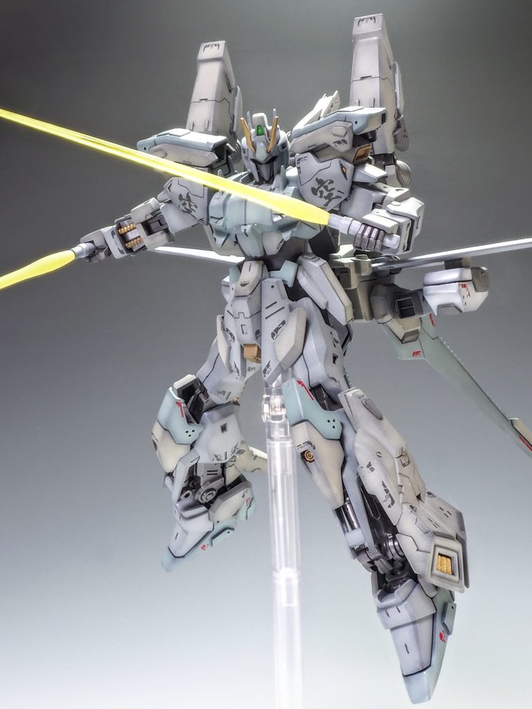 空は飛べるが小回りが利かない設定なので接近戦の時点でかなりピンチです。