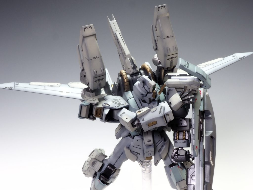 肩の追加装甲はスタインの腕パーツを使用しているのでビームサーベルが収納できます。