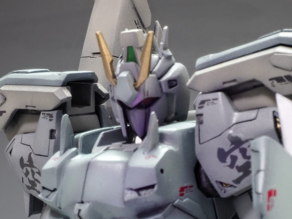 頭部はトサカを大きくしたりブレードアンテナ付けたりで形状を変えてみましたがコレはデルタガンダムですね・・バイザーの奥にツインアイがあるのですがクリアーパーツをクリアーブラックで塗装したためブラックライトで発光させてもほとんど見えなくなってしまいました。