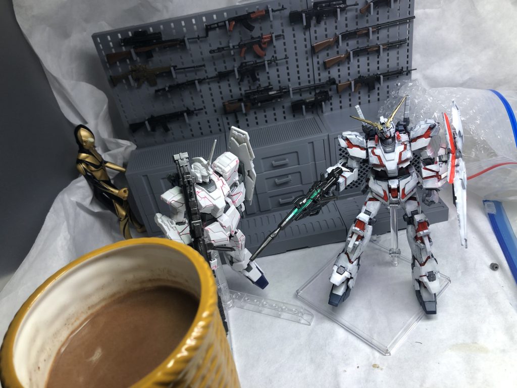 完成したガンプラを眺めながら飲むココア美味しい