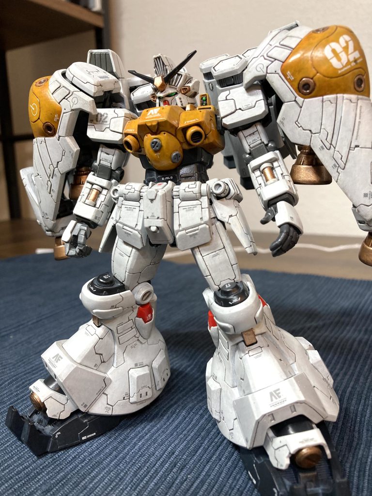 素組みだとどうしても手足の短さからくるずんぐりむっくりさが気になり、少し延長するとカッコよくなりました。