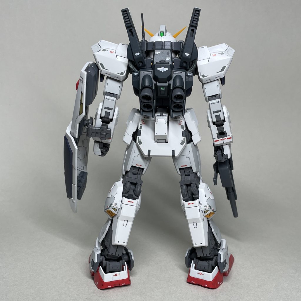 まうしろ　バックパック横や膝のうしろの部分に使われているメッシュパイプは、端がほつれやすいので組み立て前にほつれにくくなるような対策をした方がいいです。　今回は瞬間接着剤を端に塗ってほつれにくくしましたが、柔軟性がなくなるので手放しにはおすすめできません。あくまでも対策案のひとつということで💦