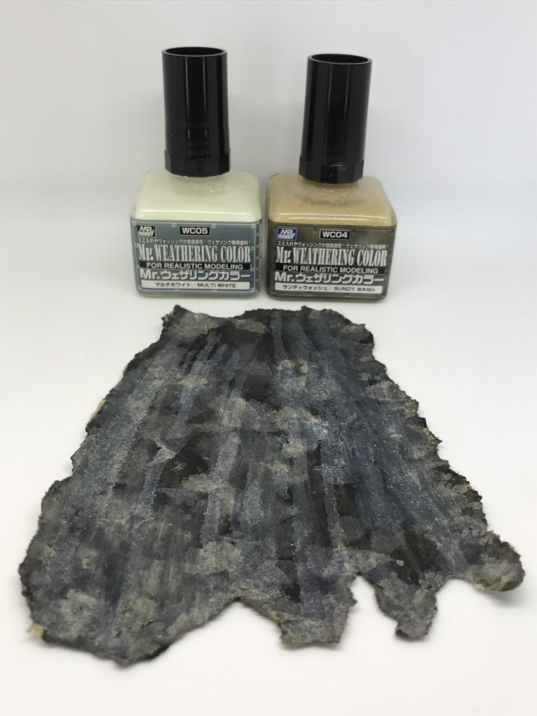 先ほどアクリルカラーで塗ったマントに、今度はMr.ウェザリングカラーで適当に汚し表現筆で叩いたり線を引いたり適当に汚します