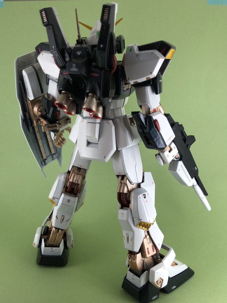 メッシュパイプも赤(アクリジョン)で塗りました。塗ってから取り付けてますが、なんとかハマりました。RGサイズだと厳しいかな…