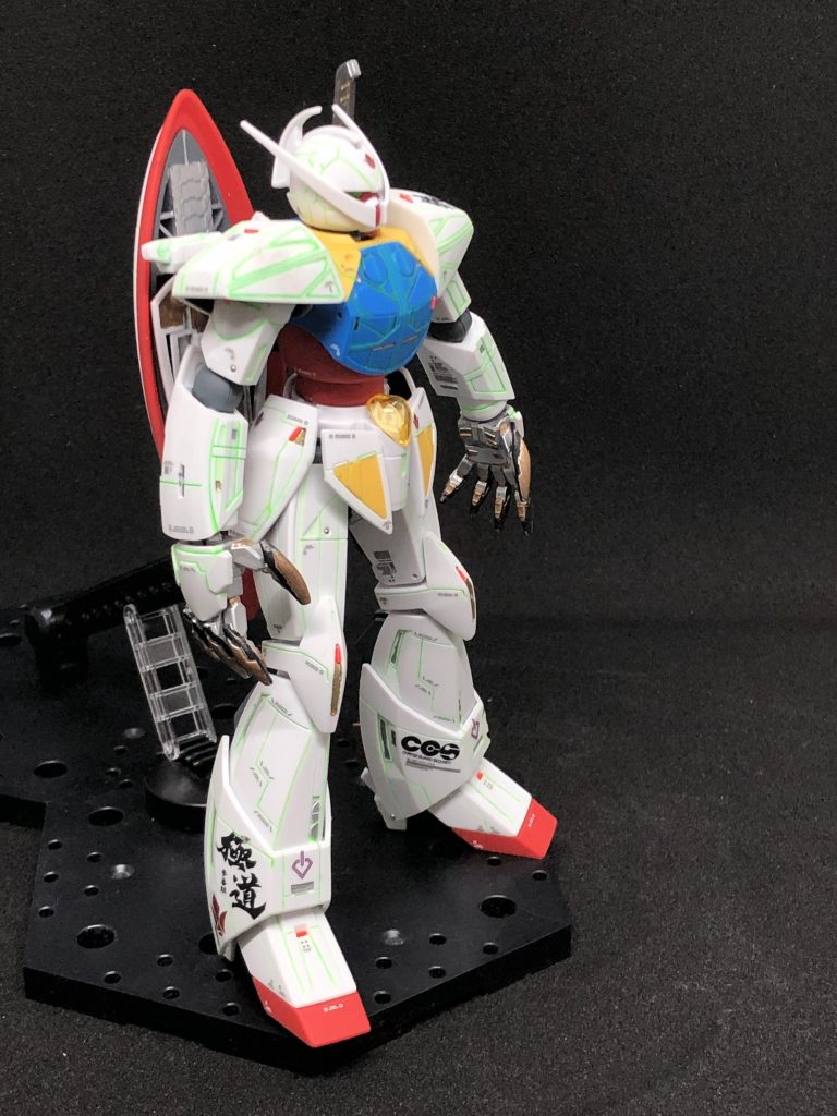 右側にはシールドを装備するのでデカールはあまり貼らずスッキリと。