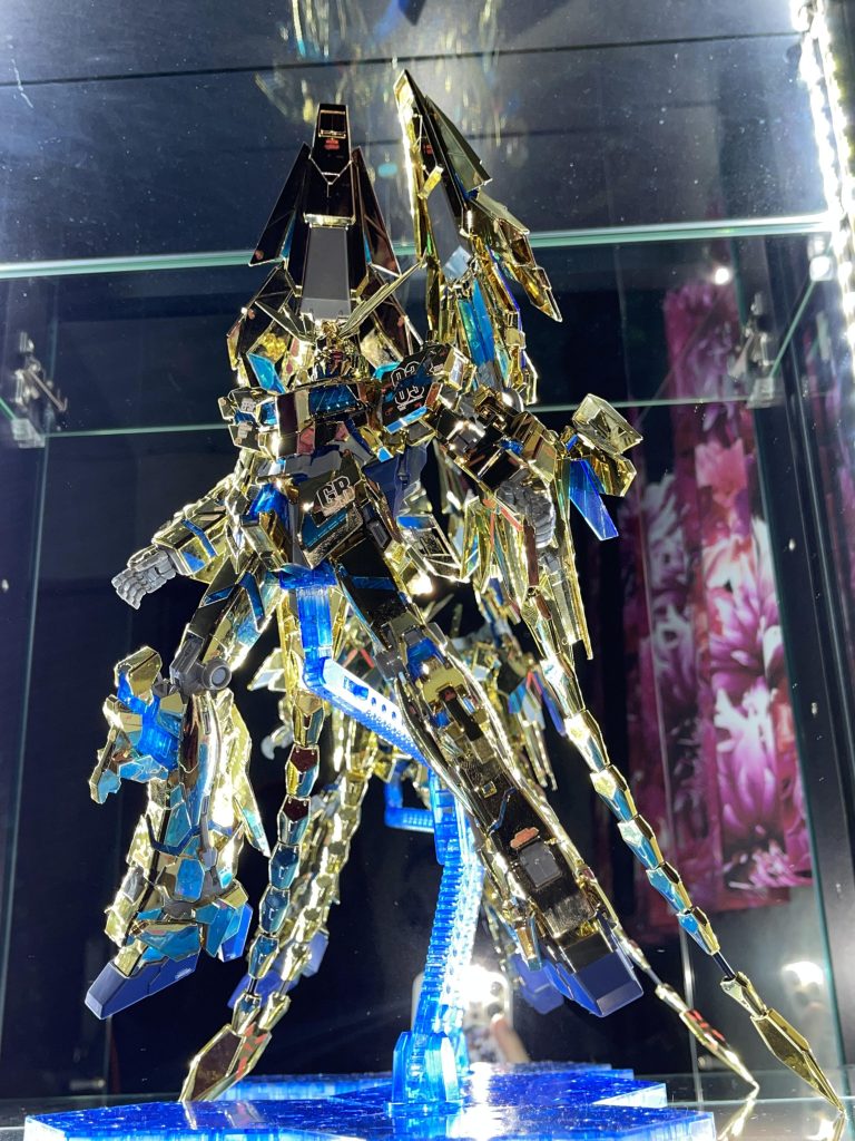 微妙に違う角度から。ゴム手袋を履いて指紋を拭き取ったのはこいつが初めてです。高価でレアなキットですが、チャレンジして良かったと思います。またアクションベースは元々クリアなものですが、フェネクスのサイコフレームを意識してメタリックブルーで塗装しています。2022年を締めくくる不死鳥さんでした。