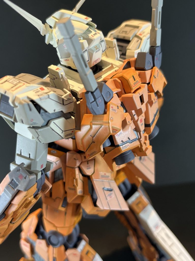 今回いっぱいスジボリしようということでゴッドハンドのビットブレード5本セットを買いました約1か月掘って掘って掘りまくりましたが道具を使いこなせていない為全然綺麗なスジボリができませんここは来年精進するポイントだと思いますあと100均で買ったマスキングテープを使ってエアブラシを吹いたら、あちこち塗装漏れをしていて本当に後悔しました我が家では12月以降ガンプラの塗装ができない為修正もままならず諦めました100均のマスキングテープは使っちゃダメ。絶対。