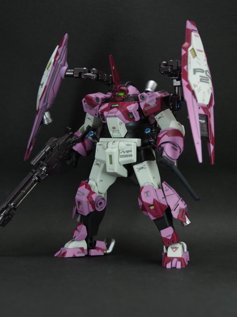 「チュチュ専用デミトレーナー　白兵戦仕様」最新型デミトレーナーは毎年のアップグレードによりチュチュが以前使っていたものとは比較にならない出力、装甲強度を備えていたため、チュチュ本来の戦闘スタイルであるインファイトに対応するため地球寮メカニックは「プロジェクトチュチュ２」を発動。以前の機体ではオミットされていた肩・膝部装甲の追加や新規製造バックパック、フレキシブルシールドスラスターの採用によって「迅速かつ着実な相手への接近」が可能になり、そこからの白兵戦に最大の力を発揮する機体へと仕上がった。白兵戦に備えて取り付けられたフェイスガードには大型ブレードアンテナを装備。決闘においては急所とも言えるアンテナを敢えて大型にしたのは、チュチュの地球寮の皆が作ってくれたこのMSの性能と自身の操縦者としての技の両方への自信の表れと言える。