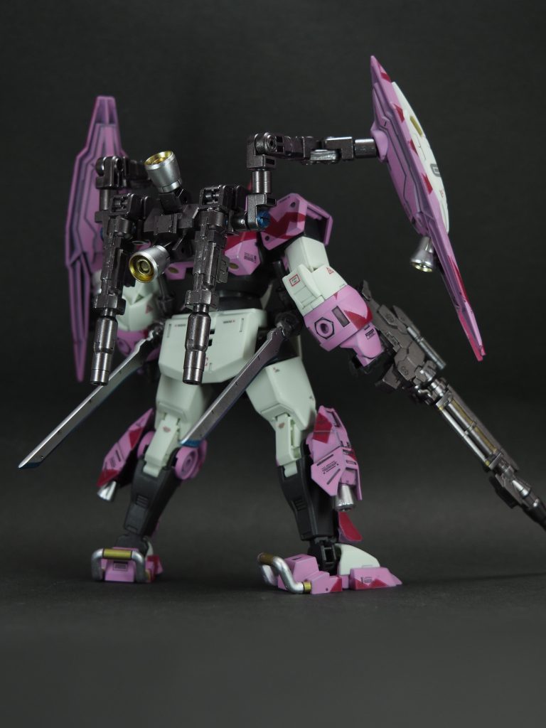 通常版デミトレーナーをベースに30MMのパーツを中心に、バックパックや各種武装を作成しました。武装構成はスパロボのオリジナル機体「アルブレード・カスタム」を参考にしています。塗装はチュチュがいつも着ている私服（？）を参考にピンクをベースにあずき色のスプリッター迷彩で塗りました。仕上げのトップコートは水性つや消しプレミアムを吹いています。