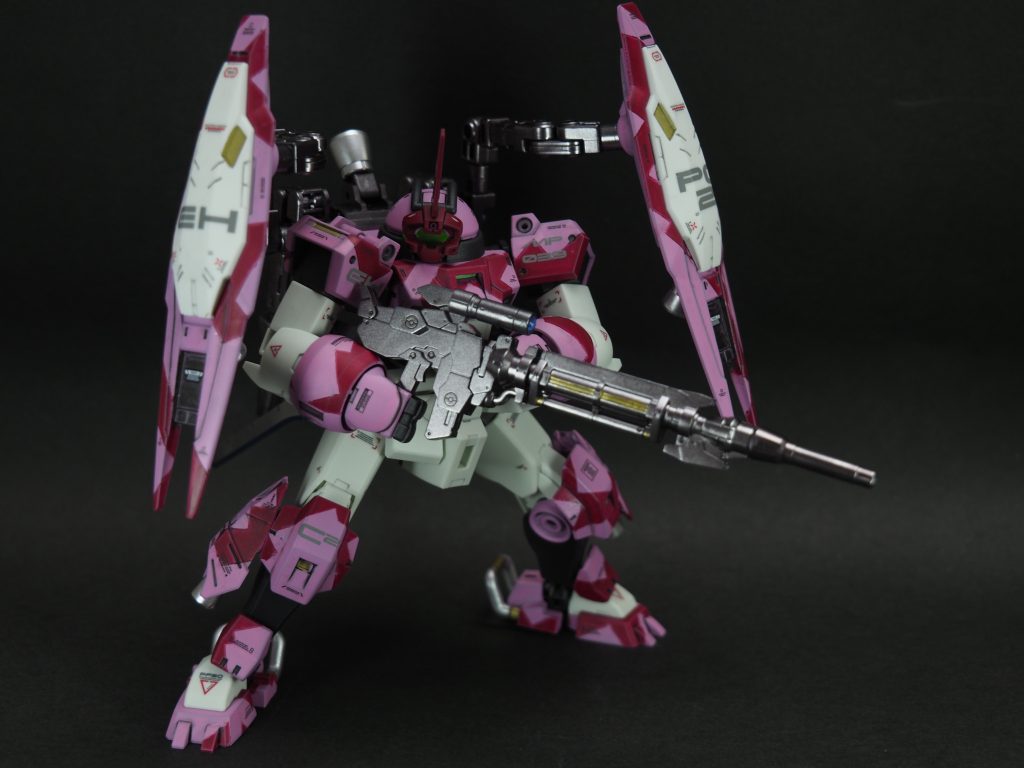 「ビームライフル」遠距離攻撃主体の決闘相手に一方的に撃ち負ける事が無いように射程距離に優れたロングバレルタイプのビームライフルを装備。以前の機体で培ったチュチュの腕も有り、高い命中精度を誇る。