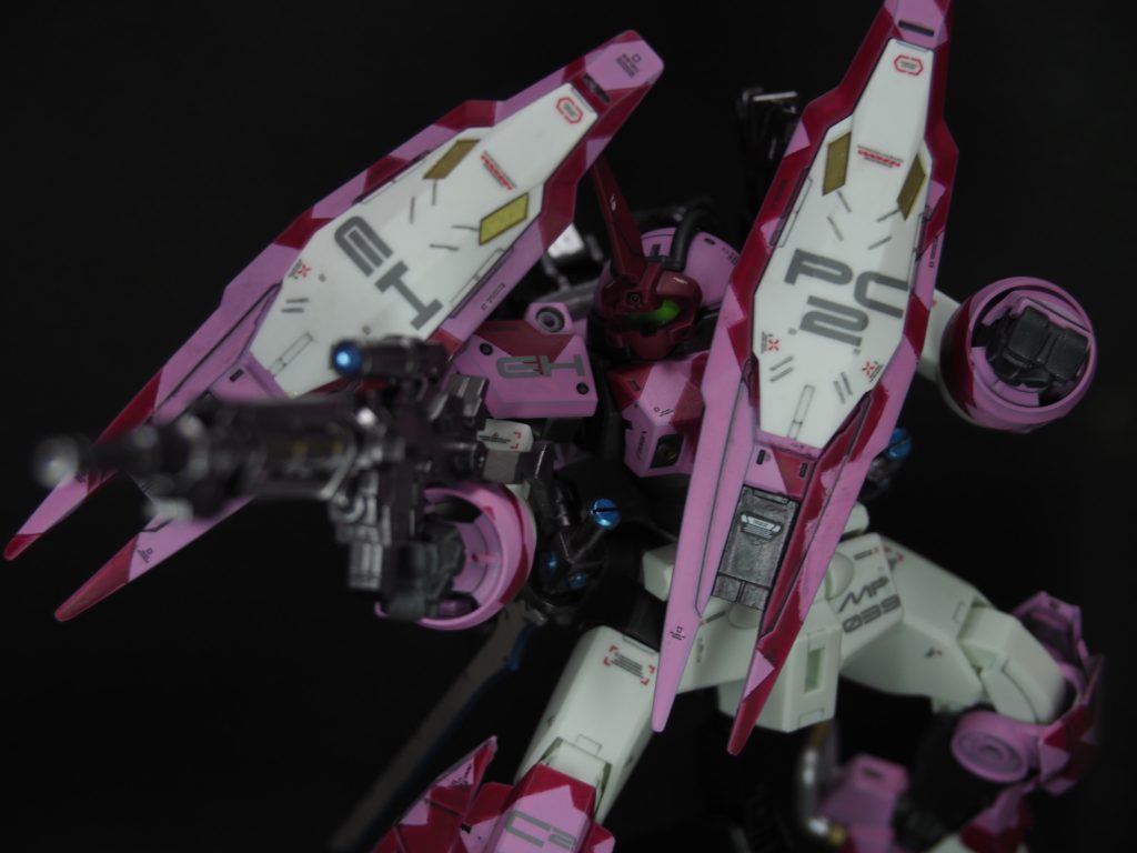 フレキシブルシールドスラスターで防御しながら射撃。ライフルはリアアーマーを追加工してマウント出来るようにしました。各部にはデカールで地球寮(EarthHouse)のEH、ProjectChuChu2のPC2、チュチュの学籍番号MP039のマーキングを入れました。フェイスガードは30MMのオプションアーマーのものを形に合うように削って取り付けています。顔に個性が出たのでお気に入りです。