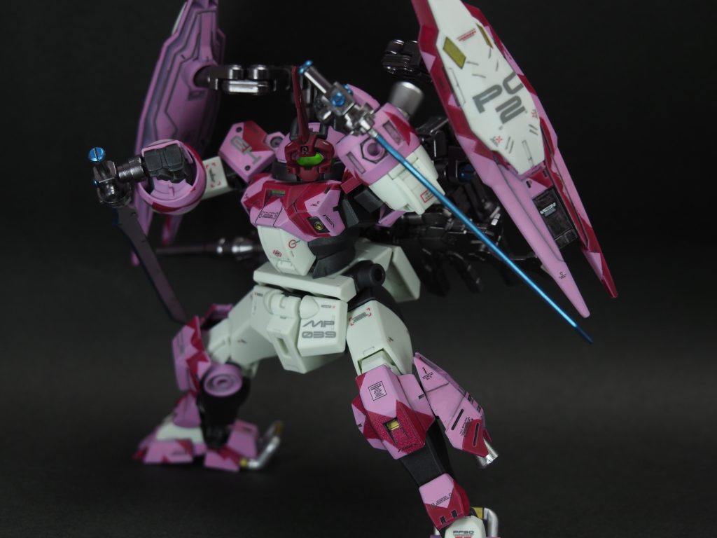 「ブレードトンファー」供えられたロングヒートブレードによる斬撃だけでなく、様々な使い方のできる近接戦闘兵装。一般的な剣型よりも取り回しに優れ、手数で決闘相手を圧倒する。