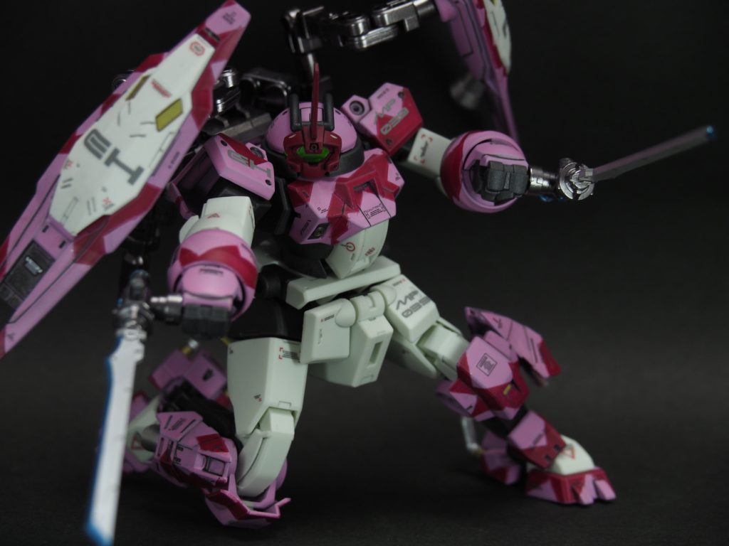 チュチュパイセンの格闘武器というと釘バットが真っ先に思い浮かぶのですが、そちらは既に作られてる方が多そうなのでスパロボの好きな機体から頂きました。下半身の可動範囲が広いのでポーズが決まって気持ちいいです。