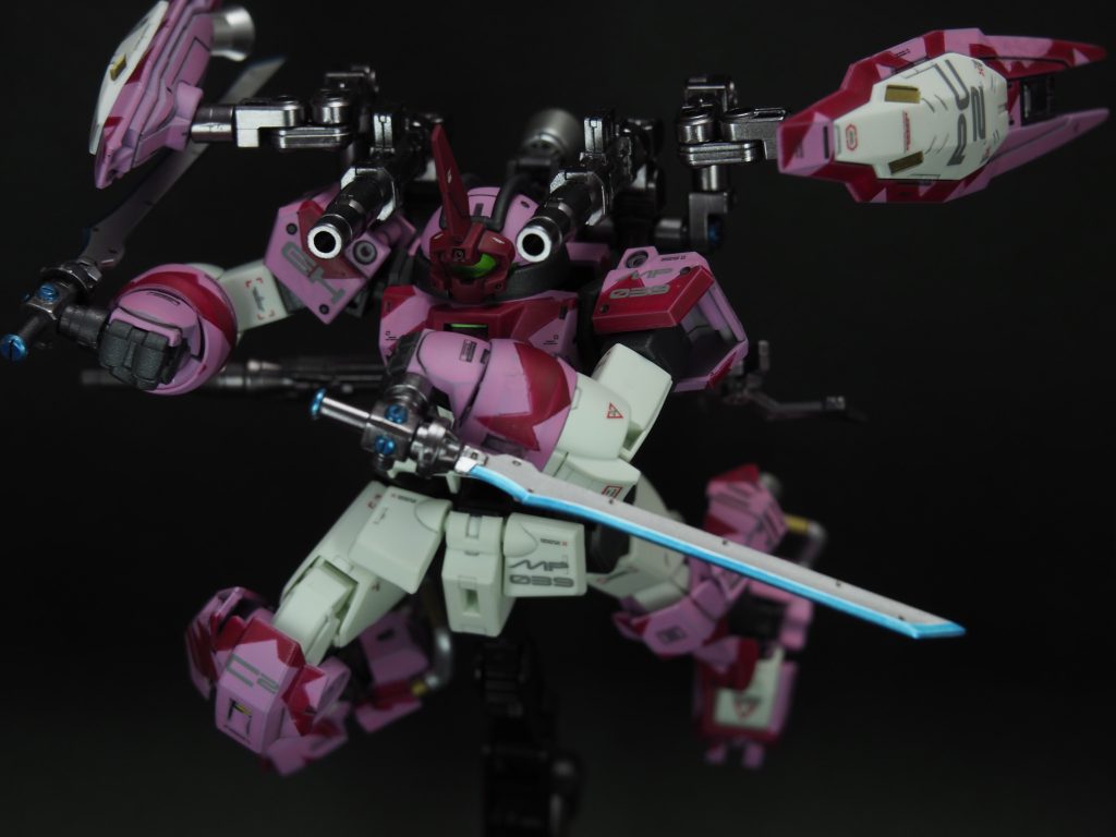 全スラスターを使ってキャノンぶっぱしながらの突撃モード。チュチュパイセン荒ぶってます。デミトレーナーが首が上下に稼働しないので、飛んでるようなポーズは少し苦手ですね。。。