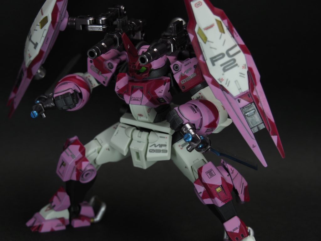 「背部ツインキャノン」両手にブレードトンファーを持った状態で射撃できる折り畳み式滑腔砲。AP弾、榴弾など各種砲弾が発射可能で、チュチュは接近時の牽制として散弾を好んで使用する。