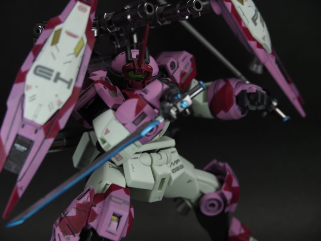 雪が続いて塗装がなかなか進まないなと思っていたら、公式からデミバーディングなるカッコいいのをお出しされてしまった。。。あちらもチュチュ用のワンオフ機で展開式キャノン積んでる感じですよね～～。水星の魔女、毎週楽しみすぎますね。新商品も全部カッコいいけど、マジでプラモ買えないよ。。。