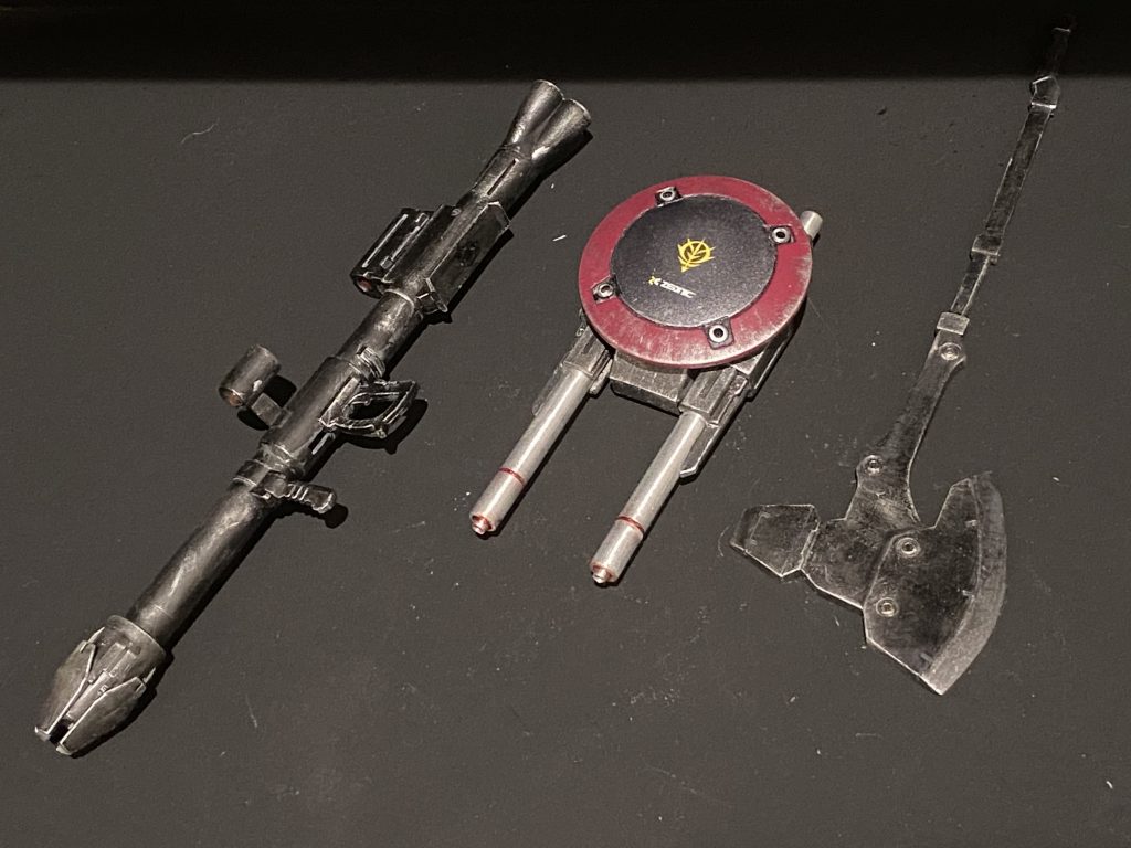 武器たち。バズーカの先端とアクスはグレイズアインから。シールドはトールギスからいただきました。