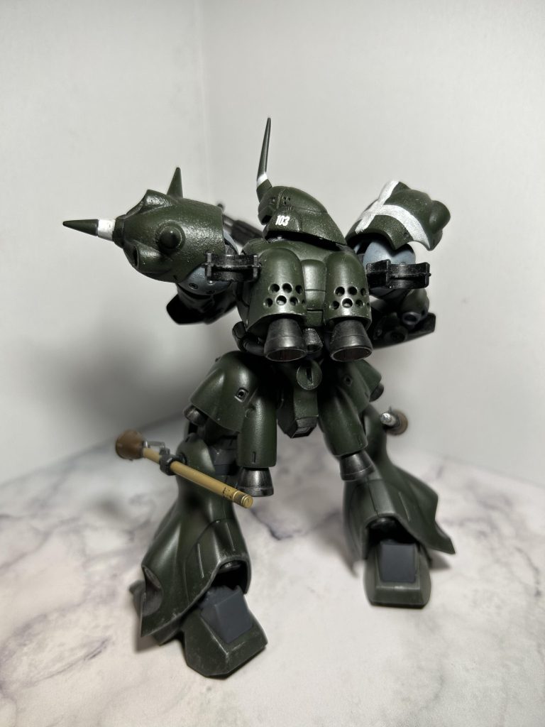 バズーカが無いのはめんどくさがったから()ショルダーアーマーと後頭部と肩の丸いとこはソ連らしく鋳造ぽくしたかったので溶きパテで叩いて表現