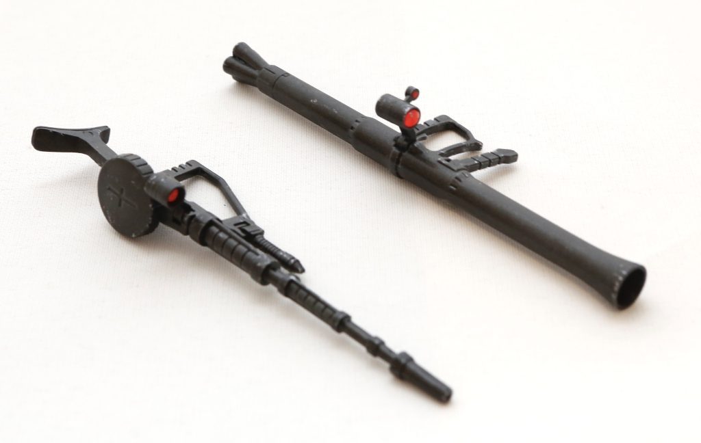 伸ばしたマシンガンはバズーカとほぼ同じ長さ。バズーカのスコープに付いていたランナーは切り取らずに補助センサーにしました。