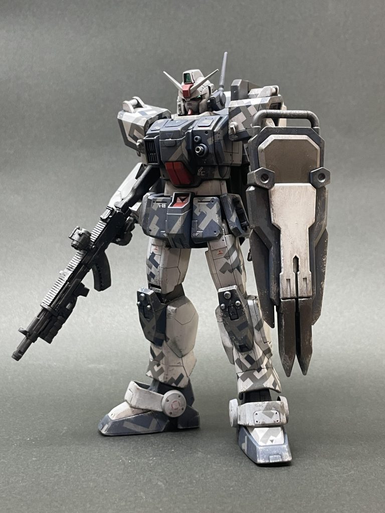 どっしり感が欲しかったので、、スタイルはそのまま、顔を少しシャープにして、少し大きめの、ライフル、、ジムストライカーのシールドを装備させました。