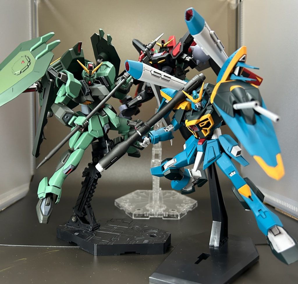 再び3機揃ったので、OPのドミニオンの前でポーズをキメる一枚で〆。