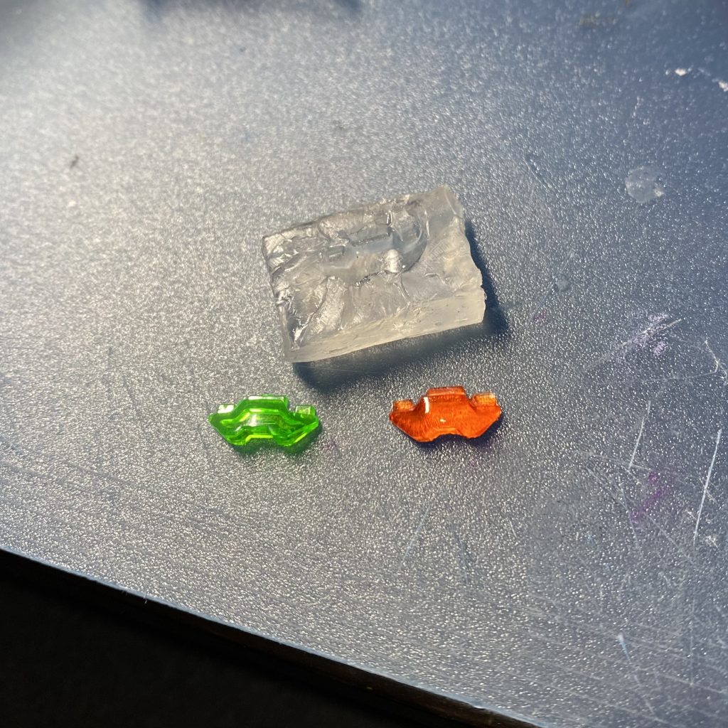 おゆまる複製パーツ。このぐらいのシンプルな形ならUVレジン便利ですね。ちょっと硬いけどパテ代わりにも使ってます。2分で硬化するので。