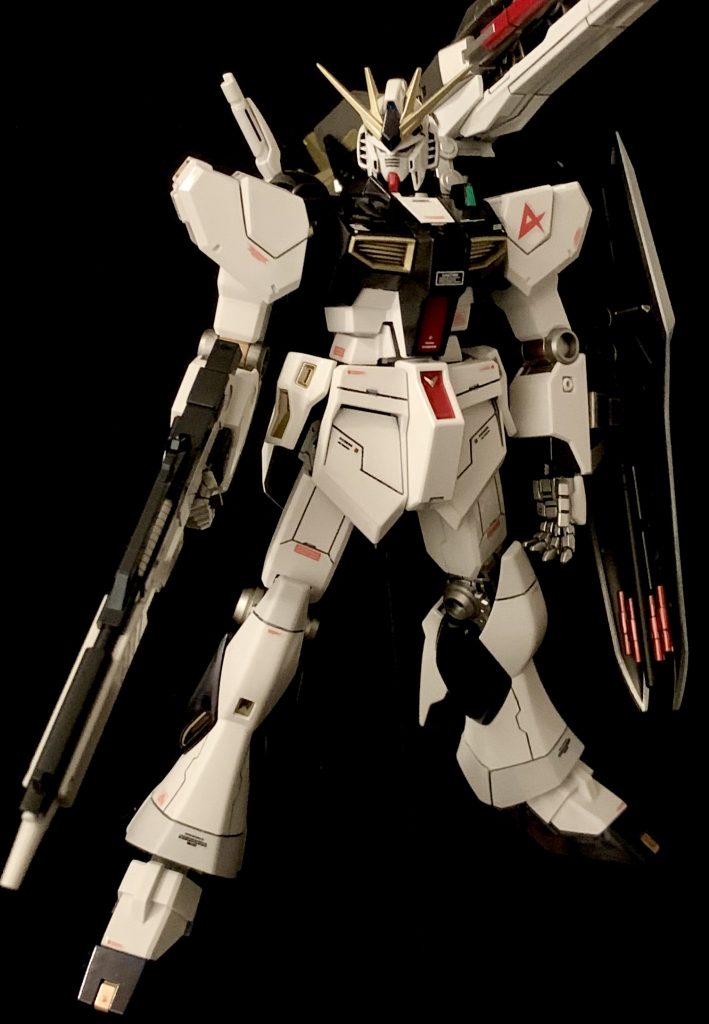 素組みだとモールドがなくてツルんとした印象だったので、スジボリに挑戦しました。特に下半身が気になったので、RGを参考にモールドを彫ってグレーに色分けしました。