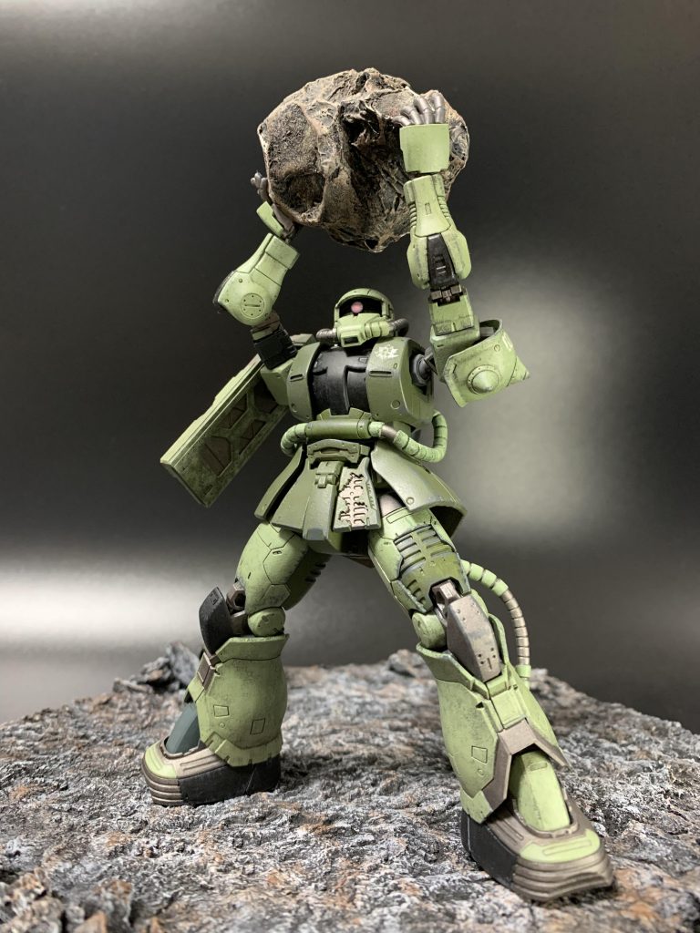 岩は最近気に入っているスチレンフォームを元に作りました。なのでとても軽いです。HGの関節で楽々持ち上げられますが、安定して飾るために右手のひらに接着しちゃいました。