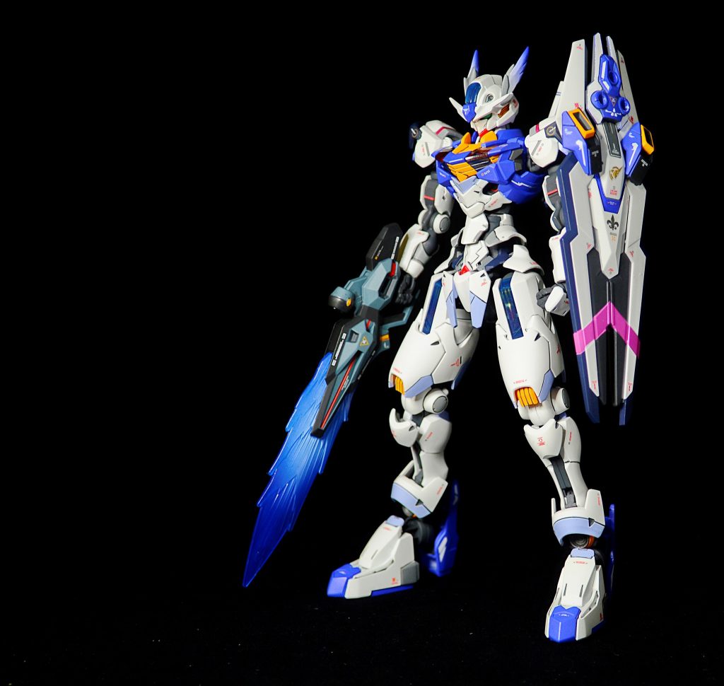 旧パックパック状態。頭部は「ホルダー」としての矜持や戦時中の通信強化を目的にアンテナの形状を翼形へ変更。シールドは取り付け位置をやや上方へと変化した事で、携行状況でも頭部を防御。