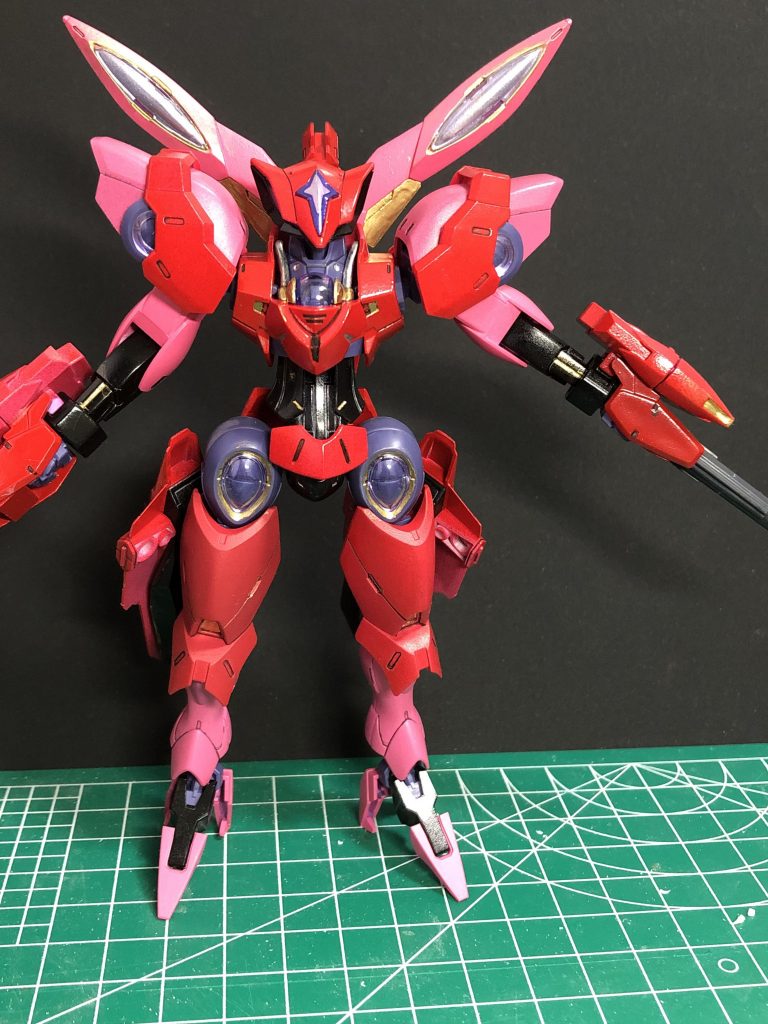 外装部分に白の水性サーフェイサーを吹いてから赤に塗り直しました。折角なのでピンクも活かした形にしようと思い、一部分のみの塗り直しにしました。結果、初めからこれを想定していたかのように綺麗に纏まってくれました。