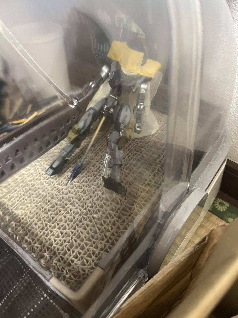 今回も新水性ホビーカラーで塗装、クサカベの油絵具で墨入れとプレミアムトップコートで仕上げました。フレーム、バーニア部、太刀内側…H8シルバーチューブ部…H43ワインレッド(マルーン)頭部etc、濃いグレー部、太刀柄…H32ダークグレー(フィールドグレーI)頭部etc、グレー部…H53ニュートラルグレー肩部、アンテナ…H84マホガニー脚部可動式ガード…H81カーキ太刀刃部…H11つや消しホワイト墨入れはクサカベの油絵具でチタニウムホワイト+アンバーシエンナ+マルスブラック