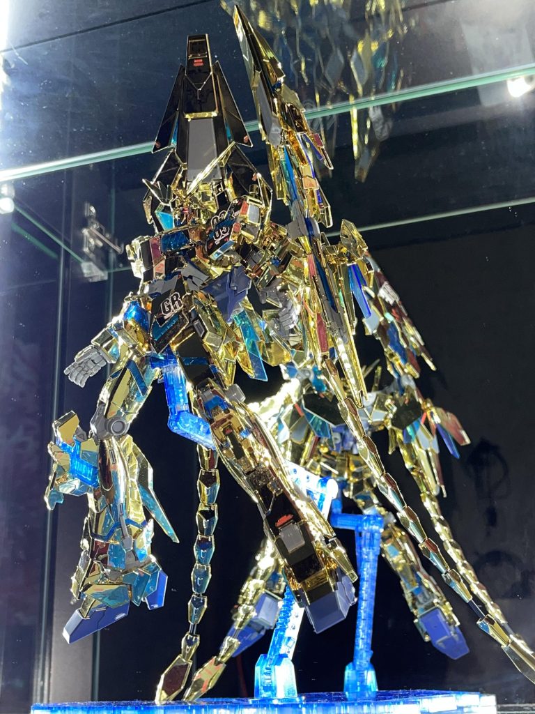 パッケージのような角度から一枚。ユニコーン系のキットは例に漏れず、触ると部品がポロポロ取れるわ開閉するわ伸縮するわでストレスが溜まりますね。なのでポージングにも一苦労です。フェネクスには武器を持たせない方が似合うと思ってこれです。