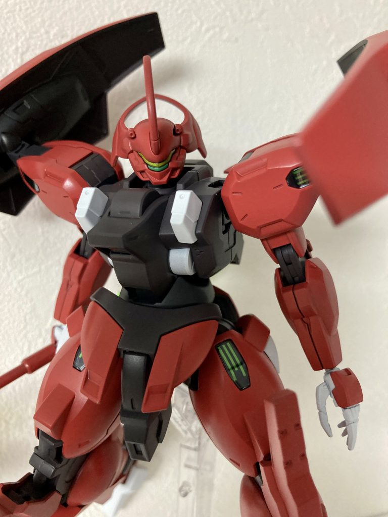 この写真が肉眼で見た時に近い色味。赤はピンクに黄橙色とハーマンレッドと小豆色を混ぜて調色グレーはハーマンレッドにジャーマングレーとパープルとブラックで調整しています。