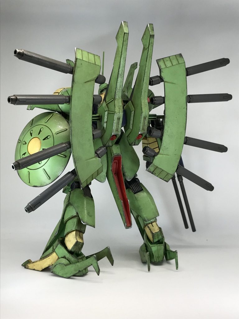 血尿が垂れてしまっているようなお尻がまた素敵😊私がガンプラ復帰したきっかけは、娘のお下がりのPSPで、中古で500円くらいで買ったギレンの野望をプレイしてたら無性にガンプラを作りたくなったのがきっかけです