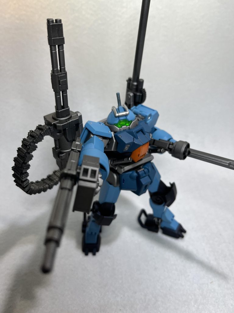 4種の火器で後方支援担当！弾切れのときは腰に装備したサーベルスティックで近接戦も一応可能。