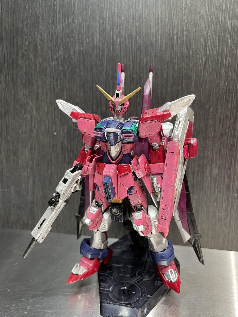 正面隠者のシルエットを反映しつつ独自路線のカラーと形にしました。ファトゥムの重量が重くて下がるのでファトゥムの下部分に本体の腰と連結する用の関節を追加しました。