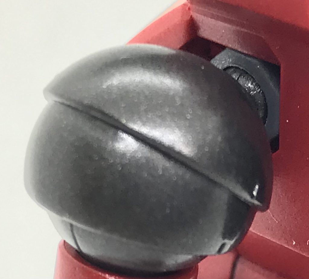 関節やバックパックなどの色がグレーだった箇所は黒鉄色で統一。使う色を少なくすることで落ち着いた印象が出るように意識しました。使った色はマイカレッド、黒鉄色、パールホワイト(下地にマットホワイト)、ゴールドです。