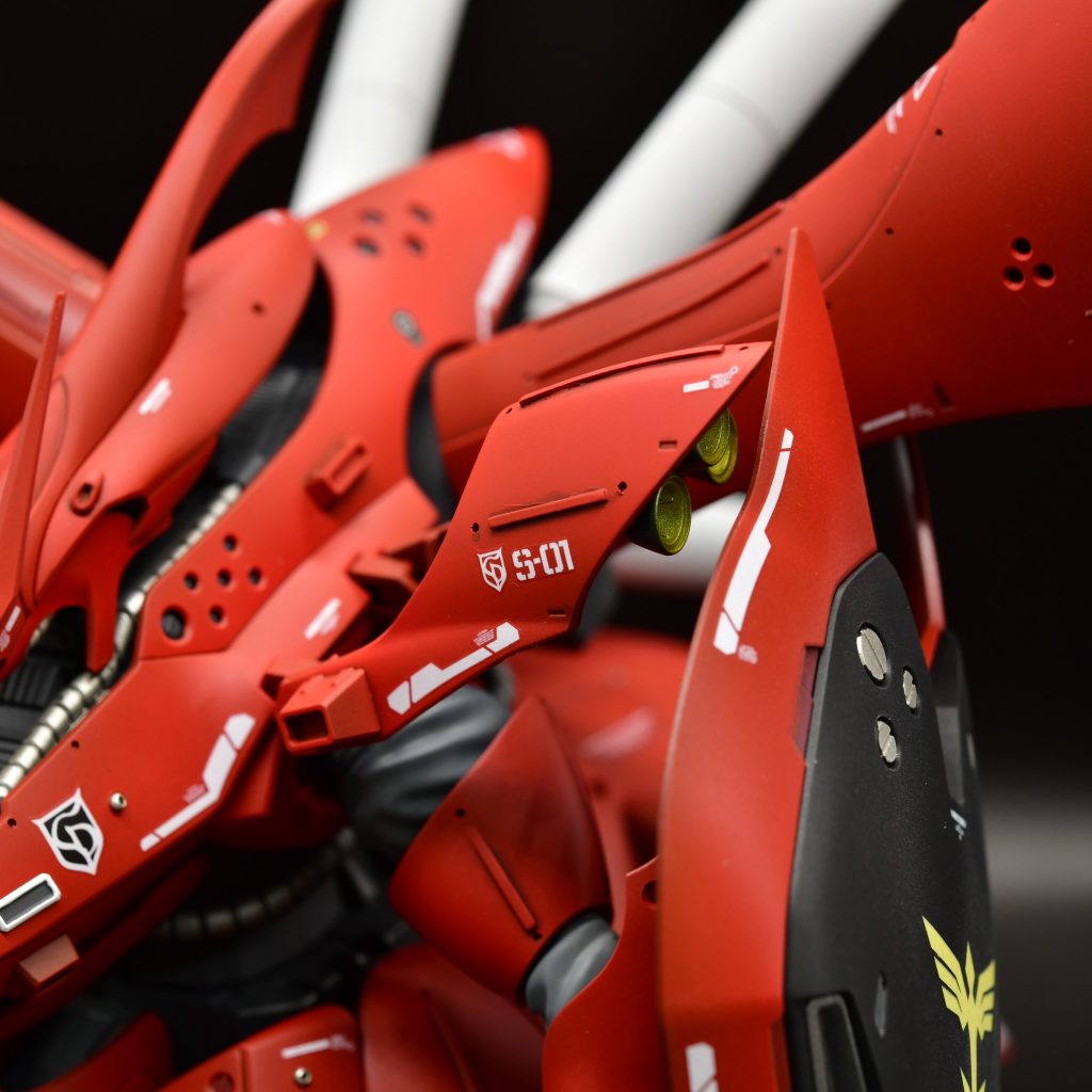 肩アーマーには0.7mm角棒とピンバイスで情報量をアップ。市販のディテールアップパーツも追加しています。