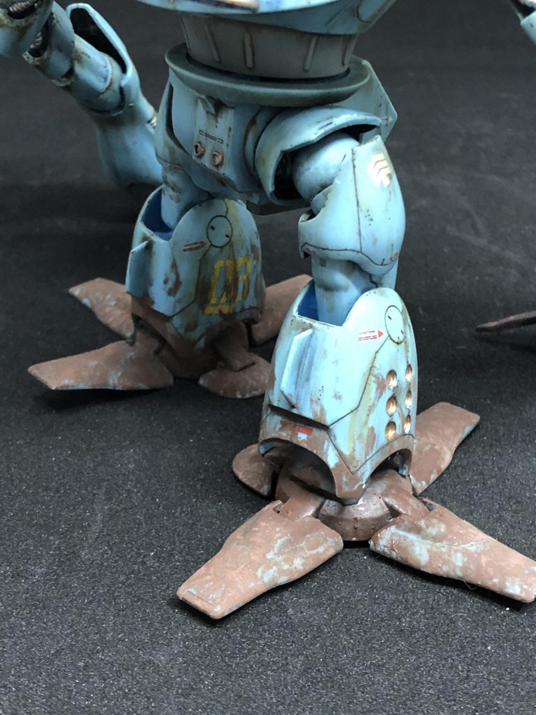 脚部。この広い面に大きいデカールを貼るのが最近の個人的な流行りです。ウェザリングパステルは固まった段階で表情が決まるので塗ってる間はどうなるのかよく分からず怖いですね。ただ表面に凹凸が出来るので割と適当でも情報量はかなり増えて便利ですね。泥はジオラマにしないと過剰な感じがしてしまうのが欠点…?