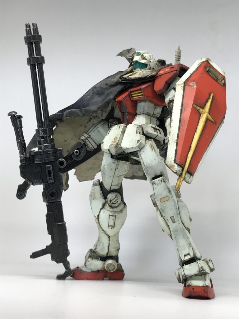 お気に入りの武器を持たせたら、ボロボロヒラヒラマフラーマントのMSが完成自分がカッコ良いと思うポーズで写真を撮ってあげましょう😋またガトリングかい!!(笑)私この長物武器を地面に立たせる構図好きなんですよね、エルガイムmk2のバスターランチャー的な?