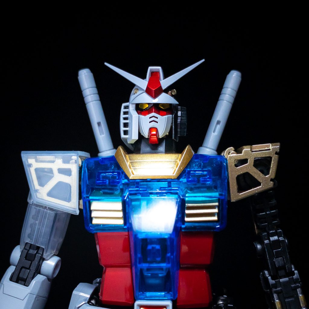 塗装工程 123白シルバークリア+ホワイトの乳白色2をさらにクリアで薄めた乳白クリア赤シルバークリアレッド ゴールドガンダムマーカーホワイトゴールド  フレーム黒サフガンダムマーカーシルバーでドライブラシガンダムマーカーメッキシルバー、ホワイトゴールド、ロイヤルメタレッドでシリンダーを部分塗装