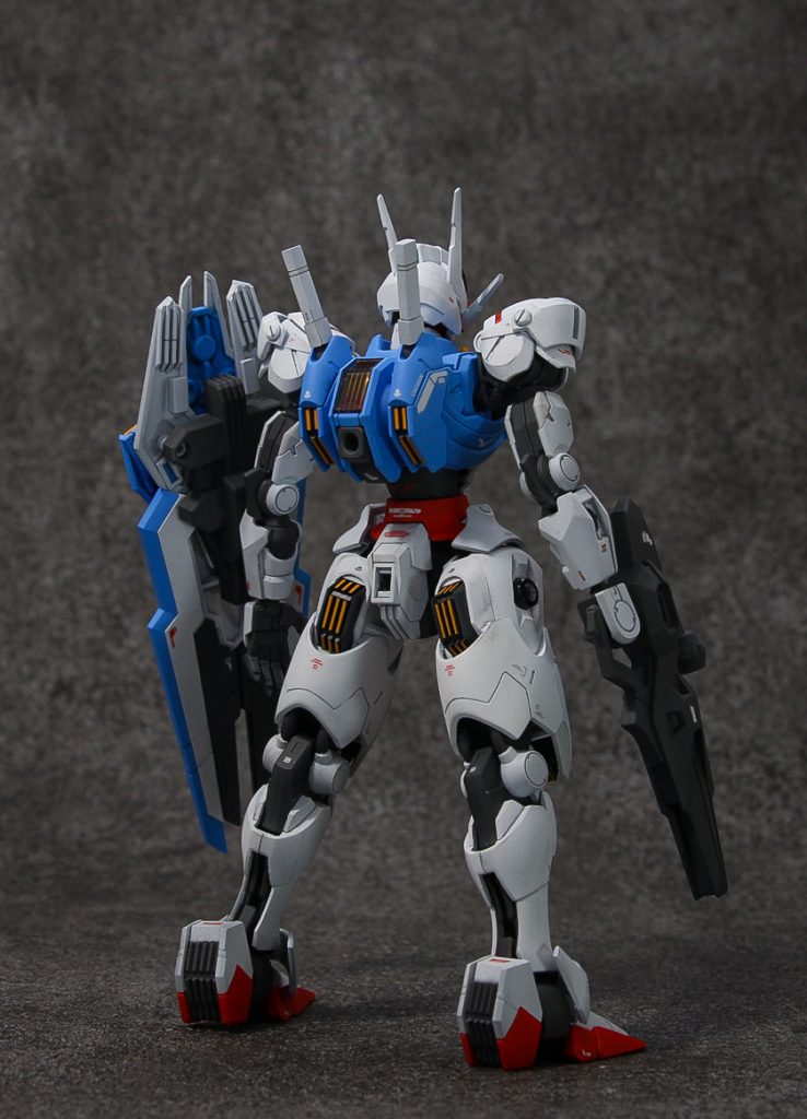 全体-2バックショット。スラスター?のマスキングは手抜きの様で公式HPのイラストに近いのがこの格好だったり。