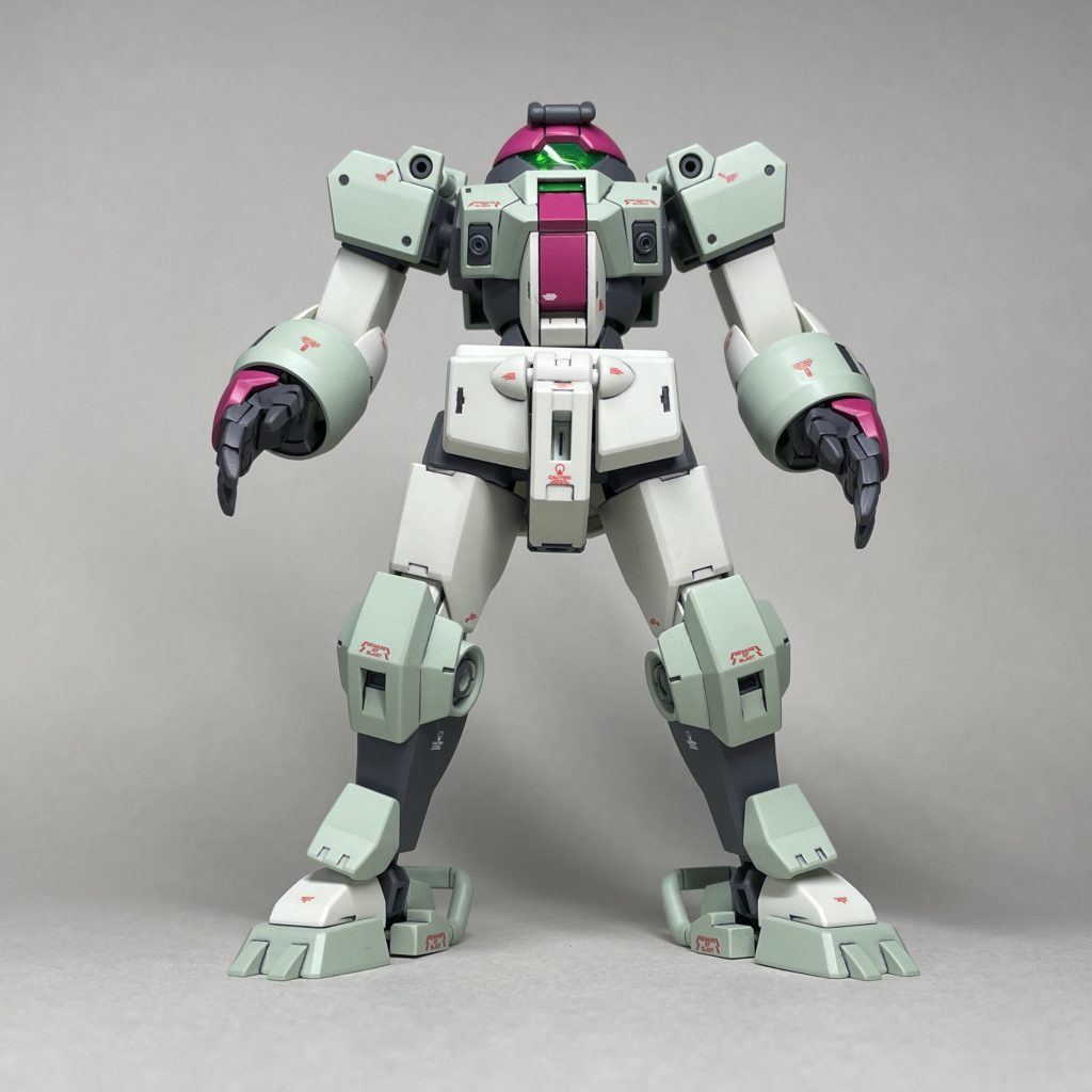 装備なし 見上げて デミトレーナー拡張パーツセットの平手を使用。手の甲はデミトレーナーの握り手のものも使えます。 複数機体での共同作業を想定して、どの機体の手か分かりやすいように手の甲の色を変えました。