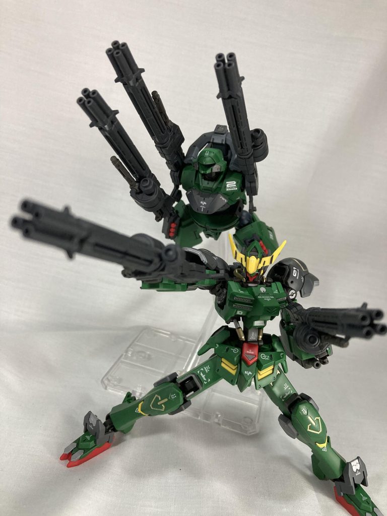 支援メカとの共闘、2丁ガトリングは絶対反動とかで関節イカれると思うでもかっこいいからポーズ取らせちゃう