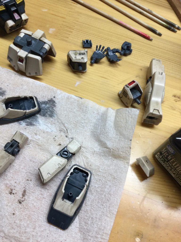 正にウェザリング中の状態です。 キムワイプの上に置いてウェザリングマスター、ウェザリングカラーを使用中です‼︎最後まで御覧頂き有り難う御座いました🙇♀️