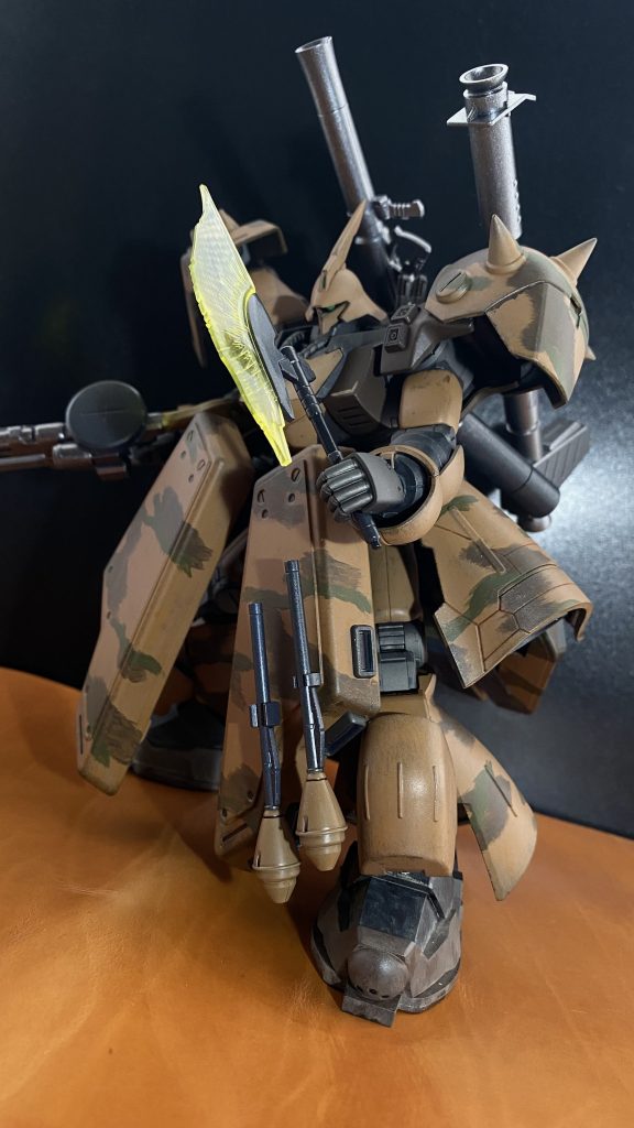 　近接兵装としてフロントスカート内に、一振りずつ、ビームホークが内蔵されている。サザビーの物とは違い、片刃になっており、取り回しも向上している。