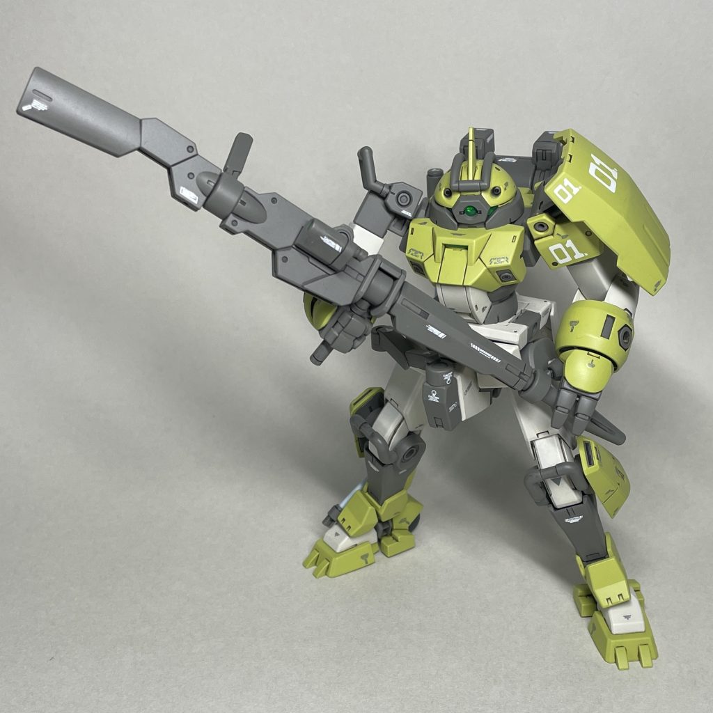 大型ビームライフル装備(物理) まえ 近接戰用装備が乏しいので、接近されるとライフルで殴らざるを得ない状況に陥ることもあるようです。