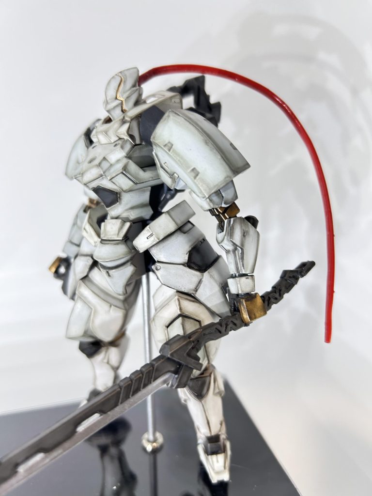 後頭部の赤髪？はリード線で作りました。イメージ的には、フルメタの敵機体であるコダールのアレです。